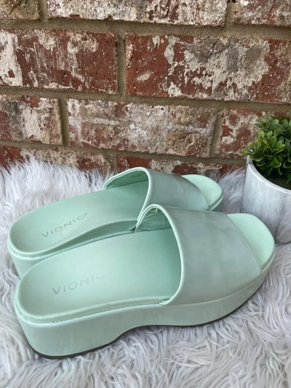 Vionic Trista Flatform Slide sandals, with glossy mint green finish Size 8